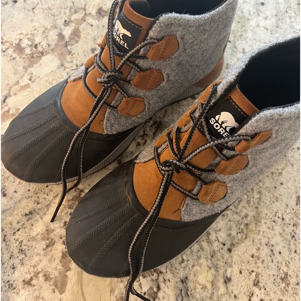 Sorel Women’s Out N About waterproof boots brown/ gray 11m